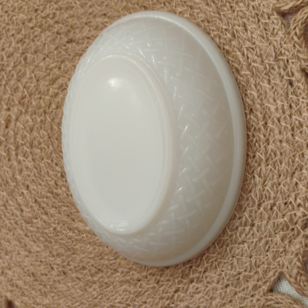 Small Milk Glass Hen on Nest - Picture 3 of 5